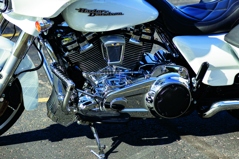 Kuryakyn Oil Cooler Cover Milwaukee-8 Chrome